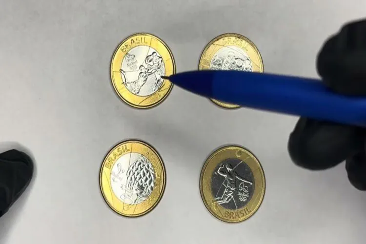 Moeda de centavos com reverso horizontal