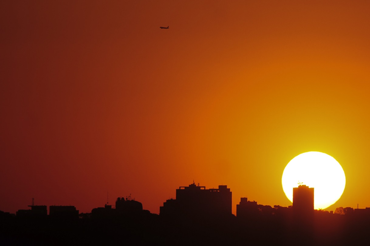 Decisão sobre a volta do horário de verão será oficialmente divulgada nesta terça-feira (15).