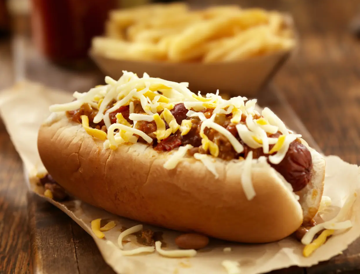 “Cachorro-quente” é um substantivo masculino que se refere a um sanduíche de salsicha quente,