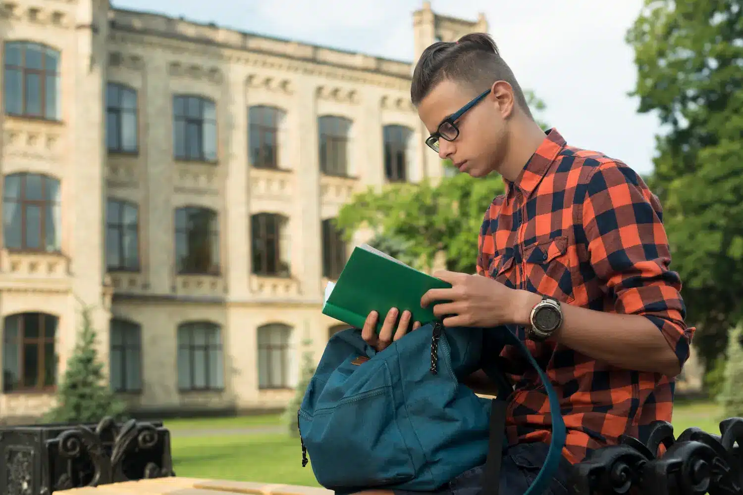Estudante analisando materiais acadêmicos em universidade no exterior, representando o uso da nota do Enem para ingresso internacional.