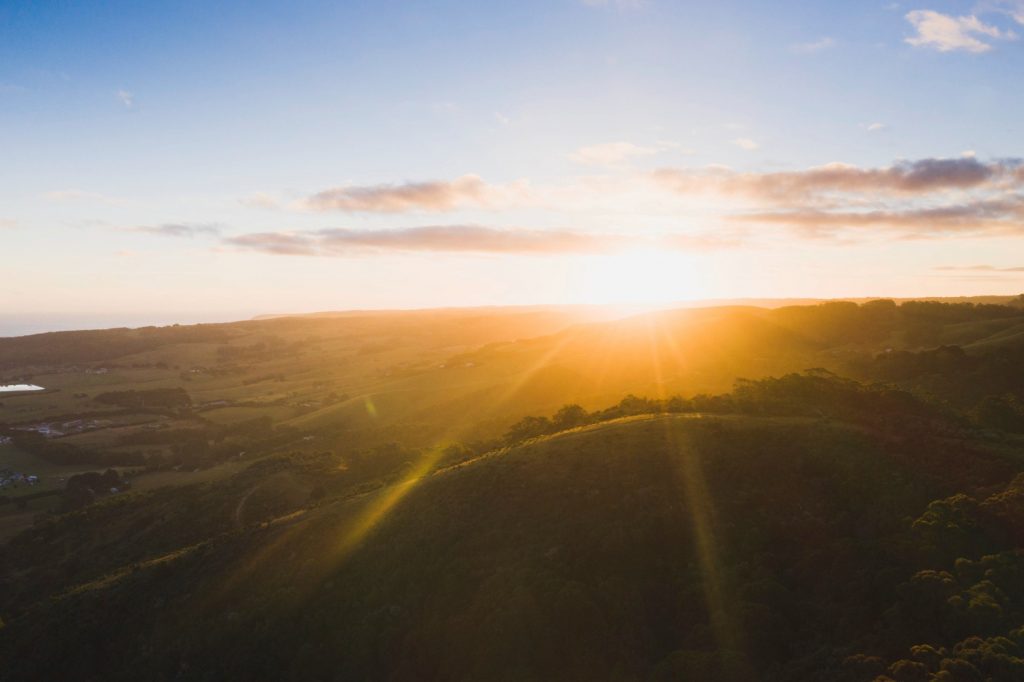 A expressão "nascer do sol" representa o momento em que o sol surge no horizonte, ou seja, o amanhecer. Imagem: Freepik A expressão "nascer do sol" representa o momento em que o sol surge no horizonte, ou seja, o amanhecer. Imagem: Freepik