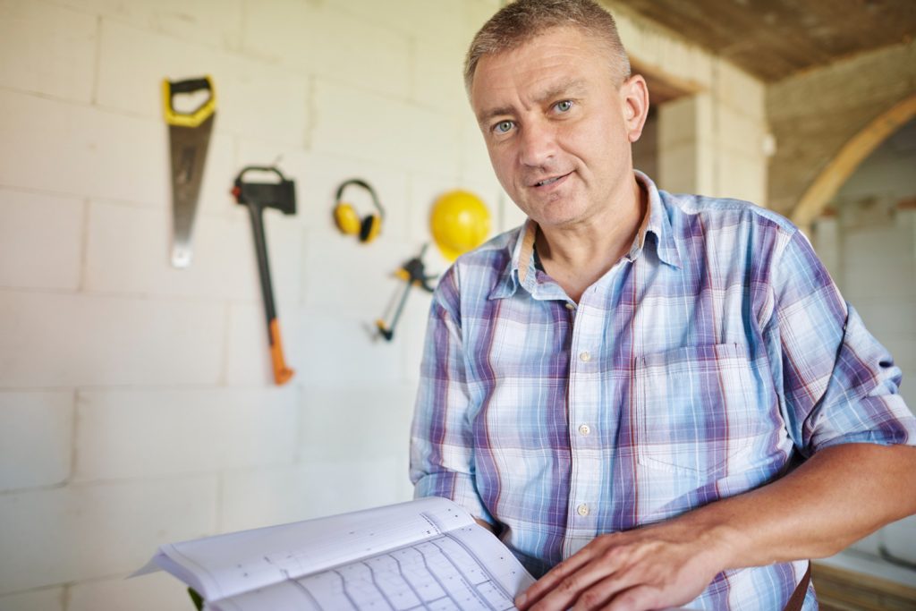 Pedreiros e serventes de obras estão entre as profissões que mais empregam pessoas com 50 anos ou +. Imagem: Freepik Pedreiros e serventes de obras estão entre as profissões que mais empregam pessoas com 50 anos ou +. Imagem: Freepik