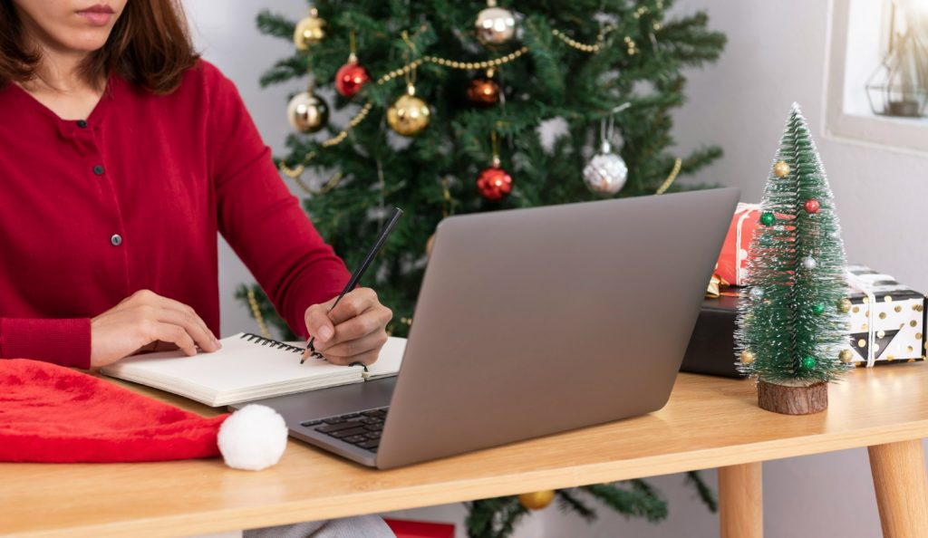 Quem trabalha no Natal e no Ano Novo tem direito à folga ou pagamento em dobro. Quem trabalha no Natal e no Ano Novo tem direito à folga ou pagamento em dobro.