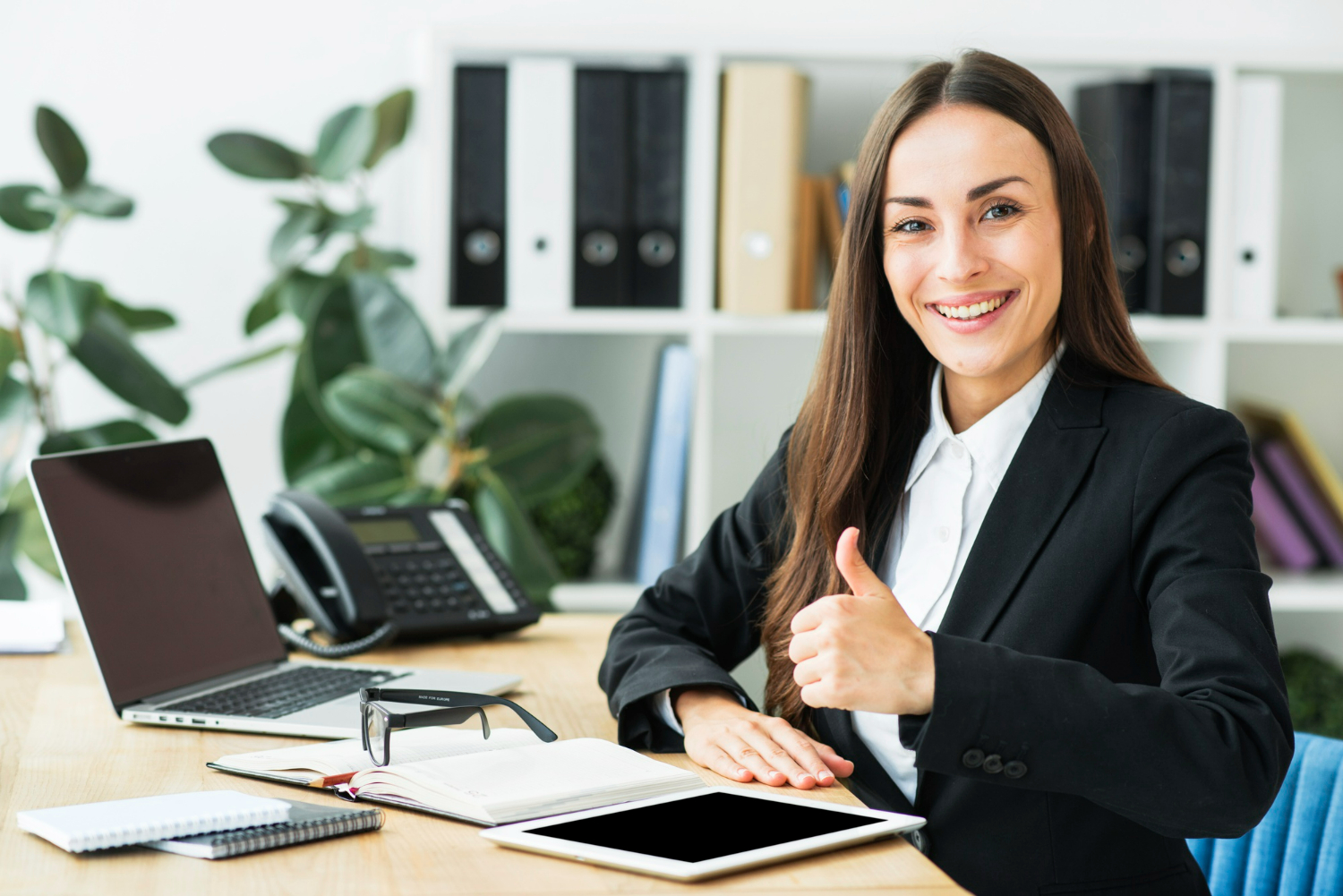 Vagas de emprego abertas para diversas áreas.