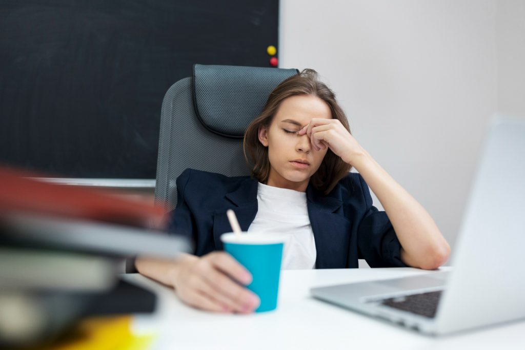 O Brasil, por sua vez, ocupa a 10ª posição no ranking global, com 4,4% de seus trabalhadores trabalhando 60 horas ou mais por semana O Brasil, por sua vez, ocupa a 10ª posição no ranking global, com 4,4% de seus trabalhadores trabalhando 60 horas ou mais por semana