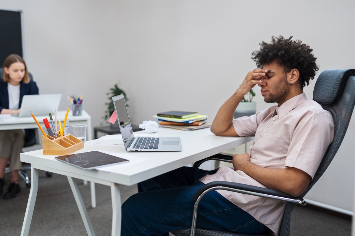 A exposição a condições de trabalho adversas e a dificuldade em equilibrar a vida pessoal com as demandas do emprego agravam a inda mais a insatisfação. Imagem: Freepik