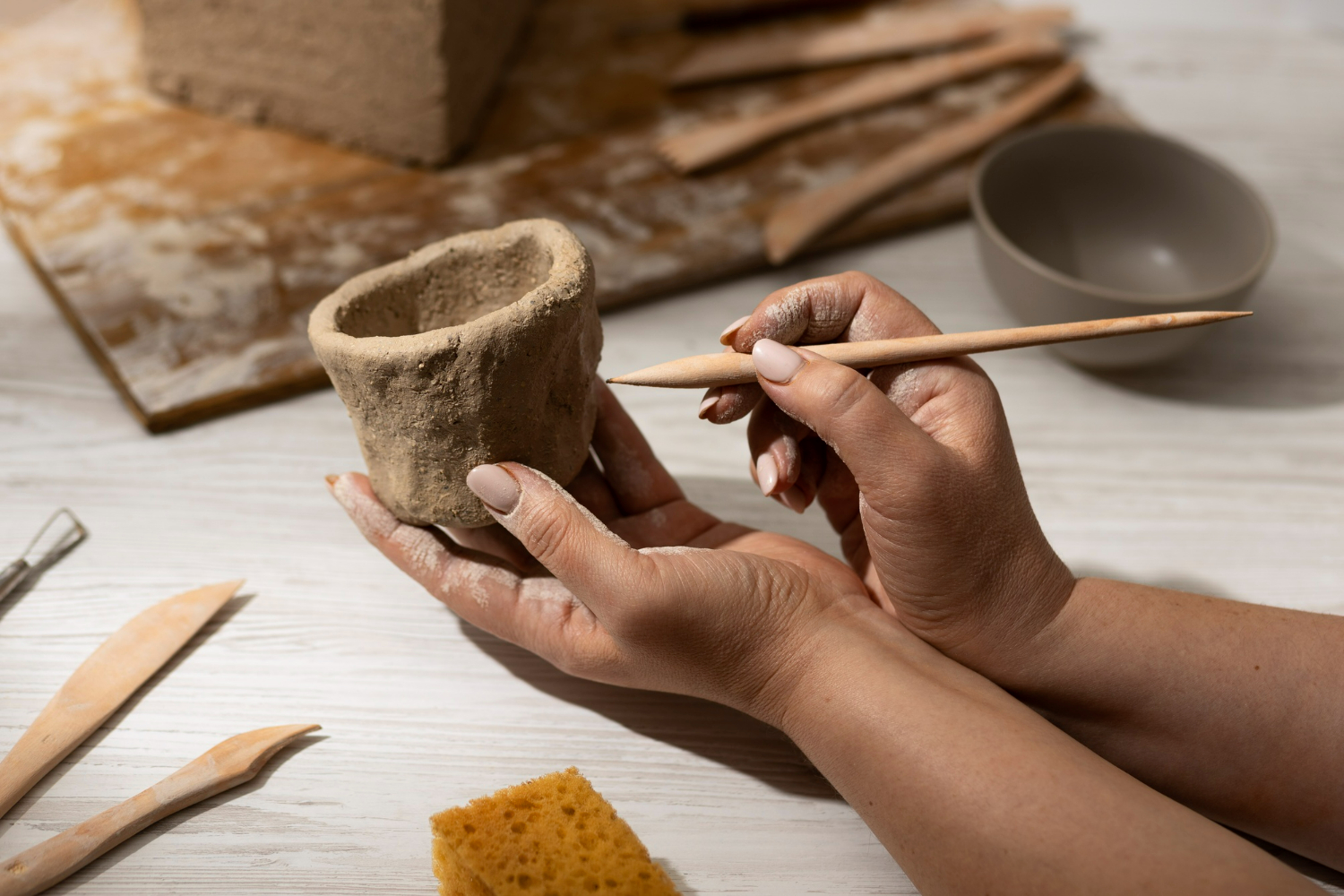 A palavra "artesão" tem origem no latim "artisanu", que significa "aquele que trabalha com arte".