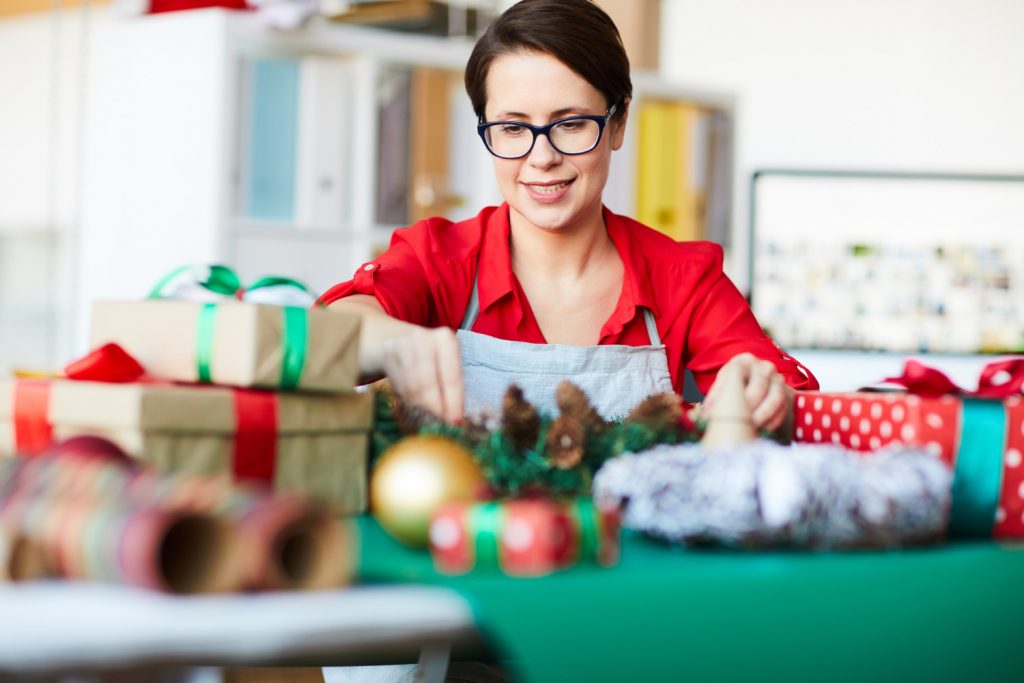Quando o trabalhador é convocado para trabalhar no Natal e no Ano Novo, ele tem alguns direitos garantidos por lei, como, por exemplo, receber o dobro do valor de sua remuneração diária. Imagem: Freepik Quando o trabalhador é convocado para trabalhar no Natal e no Ano Novo, ele tem alguns direitos garantidos por lei, como, por exemplo, receber o dobro do valor de sua remuneração diária. Imagem: Freepik