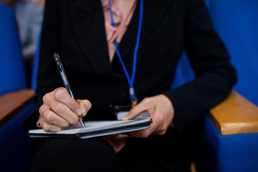 Para evitar outros erros comuns em termos de escrita e fala, revisar seus textos e ler constantemente podem ser estratégias eficazes. Imagem: Freepik Para evitar outros erros comuns em termos de escrita e fala, revisar seus textos e ler constantemente podem ser estratégias eficazes. Imagem: Freepik