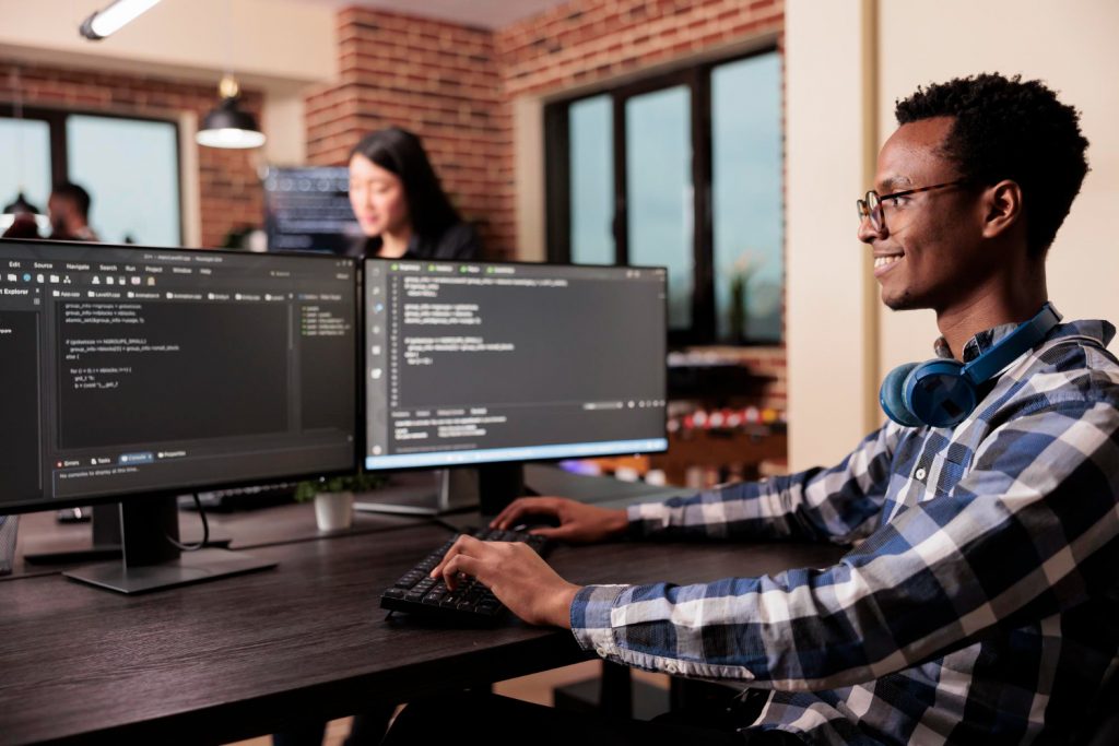 O avanço da inteligência artificial tem impactado diretamente a valorização de diplomas ligados à tecnologia. Imagem: Freepik O avanço da inteligência artificial tem impactado diretamente a valorização de diplomas ligados à tecnologia. Imagem: Freepik