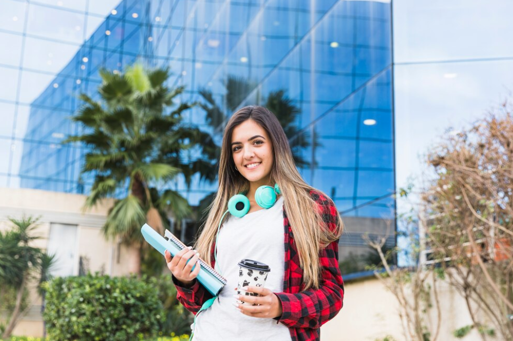 Captura de tela Para estudantes, os rankings de universidades, ajudam a escolher instituições com bom desempenho e reconhecimento global. Imagem: Freepik