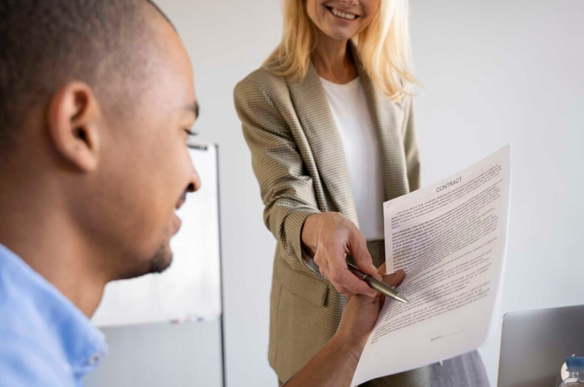 O adicional de periculosidade é calculado em 30% sobre o salário base do trabalhador, sem contar outros acréscimos como gratificações ou prêmios. Imagem: Freepik