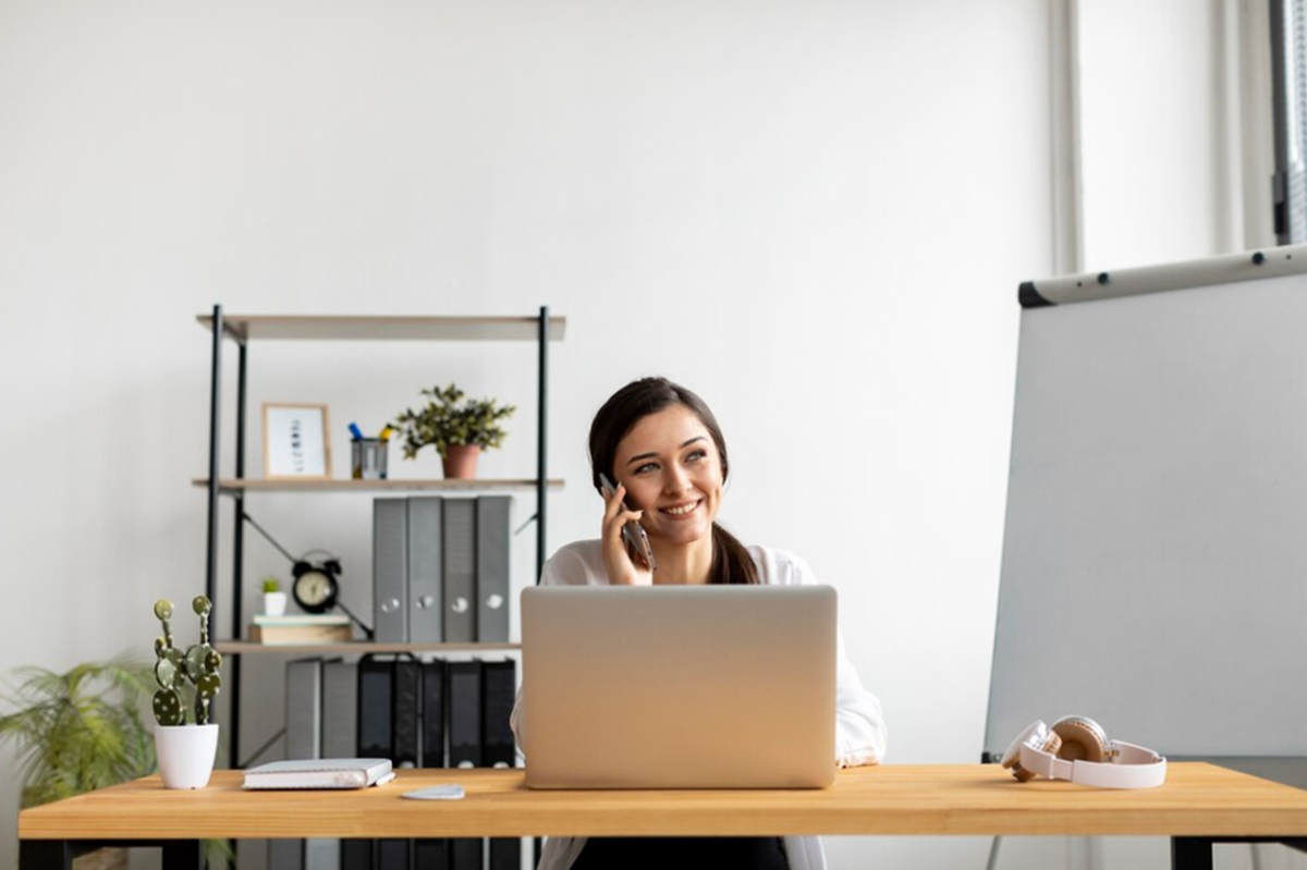 Trabalhar em home office traz muitos benefícios, mas também apresenta desafios que exigem adaptação e disciplina. Imagem: Freepik