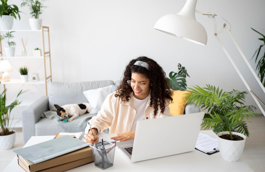 Captura de tela A escolha da profissão ideal depende das suas habilidades e interesses, mas o trabalho remoto oferece oportunidades em várias áreas. Imagem: Freepik