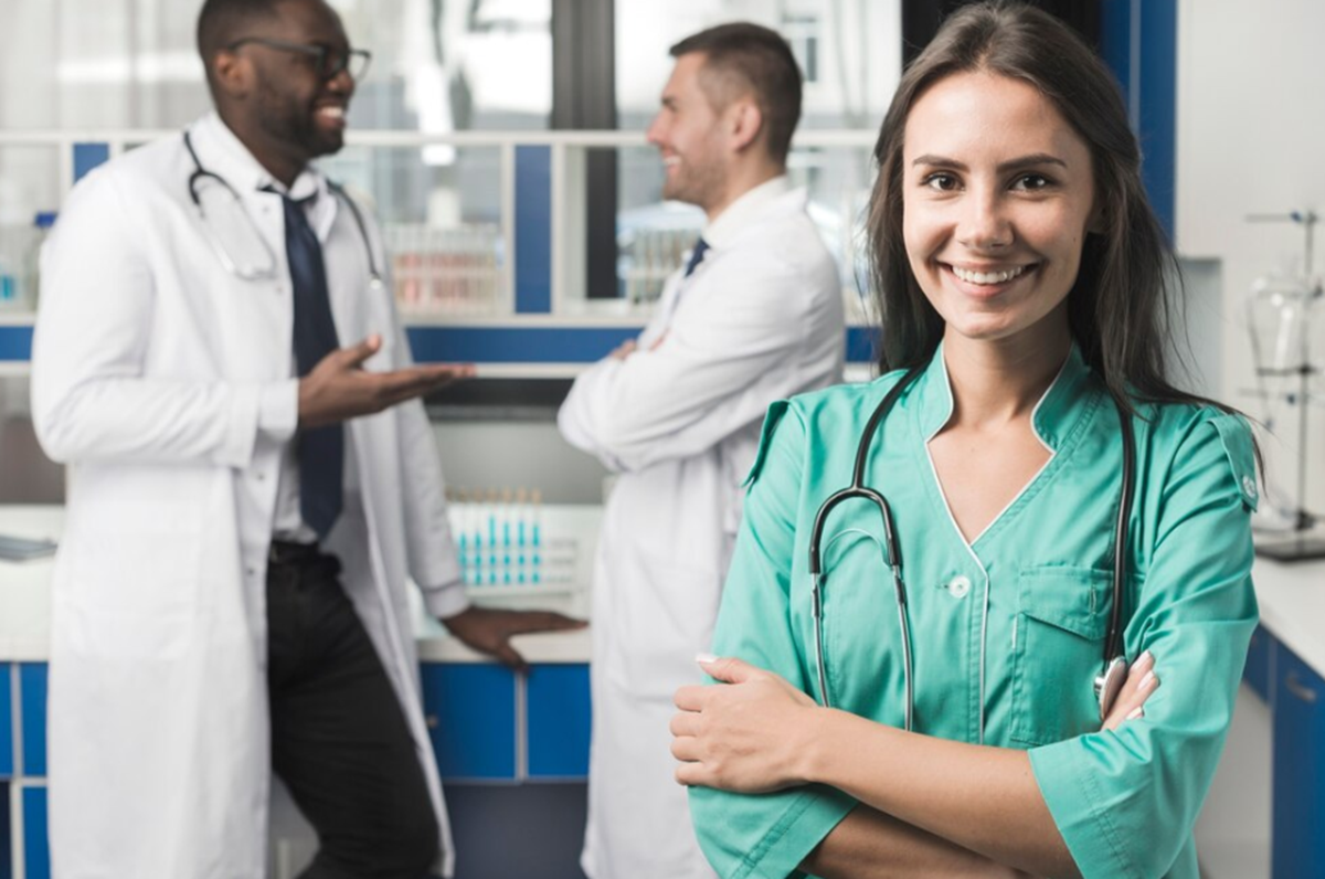 Especialidade e turno alguns dos são fatores que determinam quanto um médico ganha por plantão. Imagem: Freepik