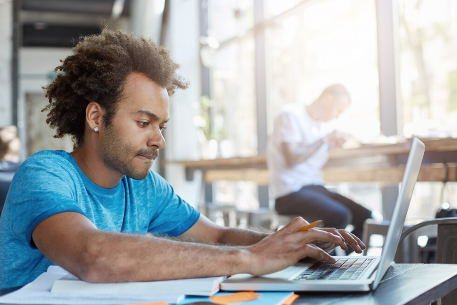 Captura de tela Abra o Excel e use os atalhos para criar uma tabela simples. Essa prática reforça o aprendizado e torna os comandos automáticos. Imagem: Freepik