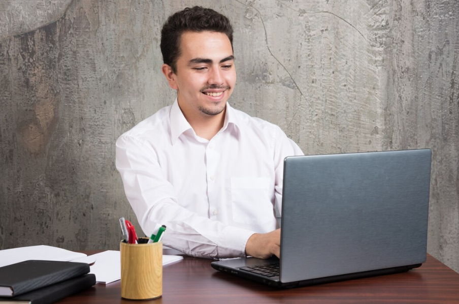 Atualizar o currículo e aprimorar habilidades, são algumas estratégias para conseguir uma nova oportunidade. Imagem: Freepik