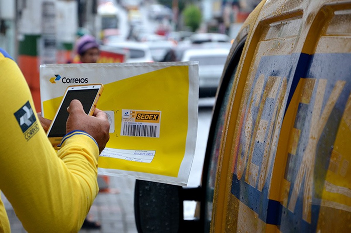 Praticar questões anteriores do concurso Correios ajuda a familiarizar-se com o estilo das provas e a identificar os pontos fortes e fracos em cada disciplina. Imagem: Senado Federal