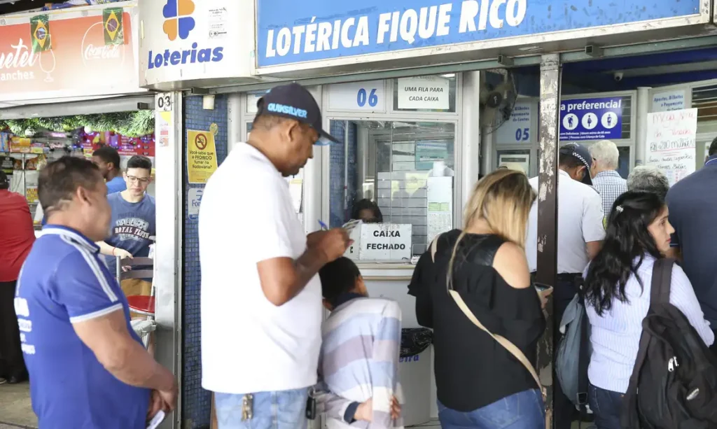 agencia b A Mega-Sena da Virada é um dos concursos mais aguardados do ano, com prêmios milionários e garantidos, que atraem milhões de apostadores. Imagem: Agência Brasil