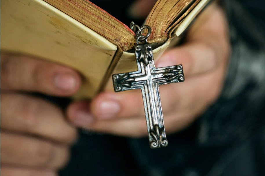 gospel Essa forma pluralizada é a que está em conformidade com a norma-padrão do português.