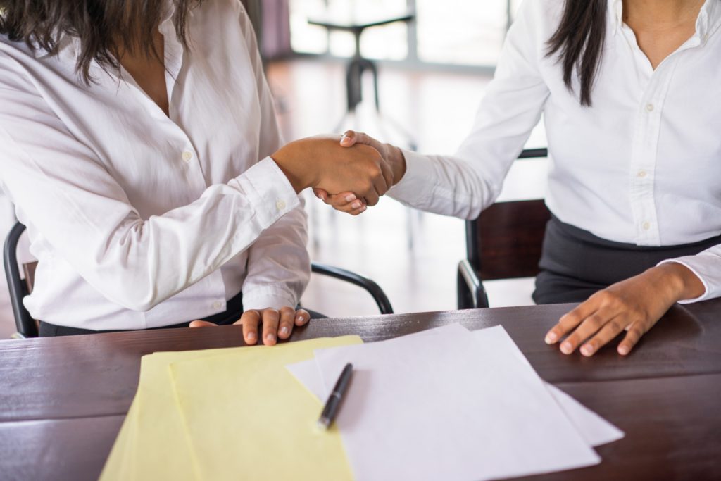 O verbo "contratar" não se refere mais diretamente à pessoa que realiza a ação, mas sim ao grupo de pessoas que recebe a ação. Imagem: Freepik O verbo "contratar" não se refere mais diretamente à pessoa que realiza a ação, mas sim ao grupo de pessoas que recebe a ação. Imagem: Freepik