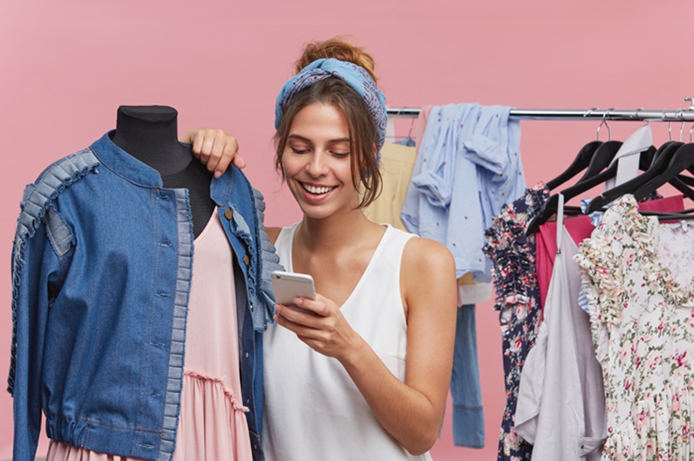 Vendas de roupas e de produtos de beleza são meios de conseguir renda extra neste fim de ano. Imagem: Freepik Vendas de roupas e de produtos de beleza são meios de conseguir renda extra neste fim de ano. Imagem: Freepik