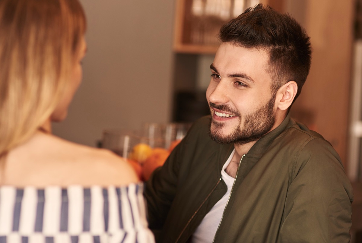 Um dos sinais mais evidentes de atração é o contato visual prolongado. Imagem: Freepik