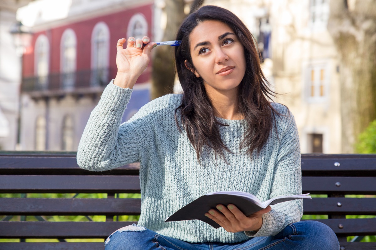 Tanto "mal" quanto "mau" podem desempenhar diferentes funções gramaticais, dependendo do contexto em que são usadas. Imagem: Freepik