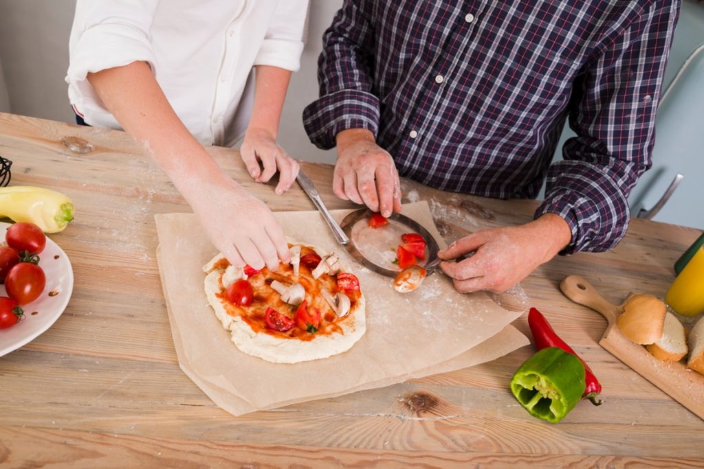 Para fazer uma massa de pizza perfeita, alguns cuidados, como a escolha de um fermento de qualidade faz a diferença. Imagem: Freepik Para fazer uma massa de pizza perfeita, alguns cuidados, como a escolha de um fermento de qualidade faz a diferença. Imagem: Freepik