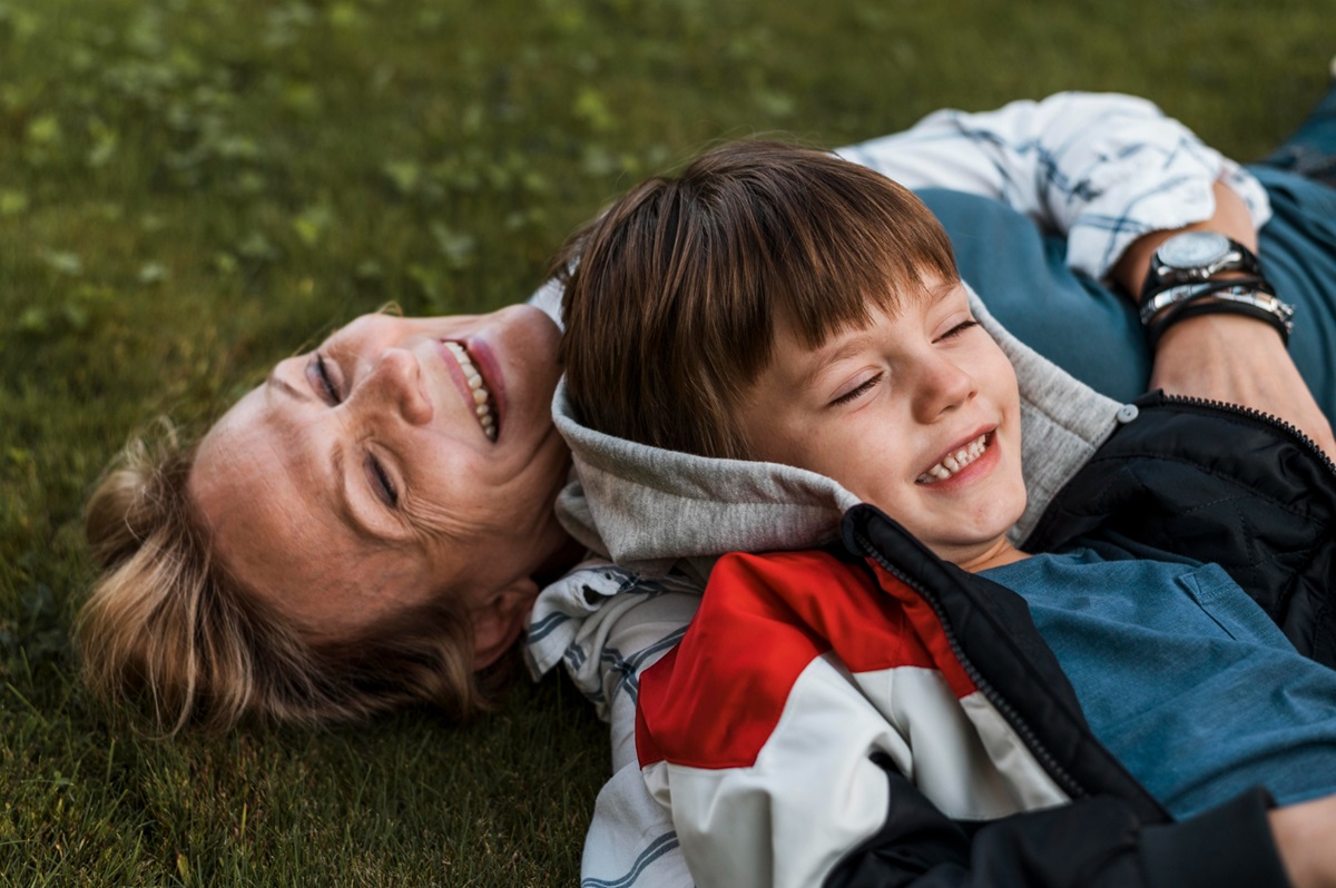 Muitos adultos que foram filhos favoritos na infância podem apresentar uma certa resistência a regras e figuras de autoridade. Imagem: Freepik