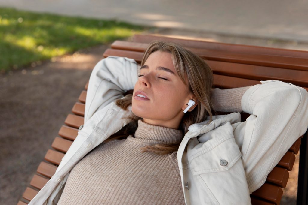 Psicologia e exaustão após interação mostram que momentos de quietude são fundamentais para a recuperação desses indivíduos. Imagem: Freepik Psicologia e exaustão social mostram que momentos de quietude são fundamentais para a recuperação desses indivíduos. Imagem: Freepik