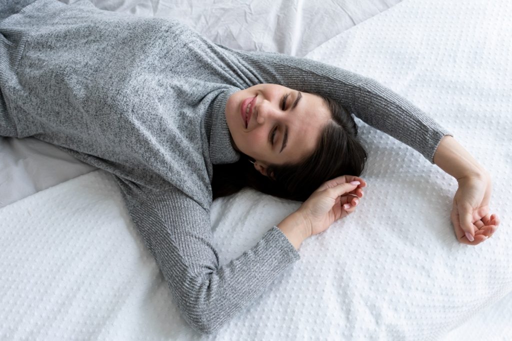 Adotar boas práticas de higiene do sono pode fazer uma grande diferença na sua capacidade de adormecer e permanecer dormindo. Imagem: Freepik Adotar boas práticas de higiene do sono pode fazer uma grande diferença na sua capacidade de adormecer e permanecer dormindo. Imagem: Freepik