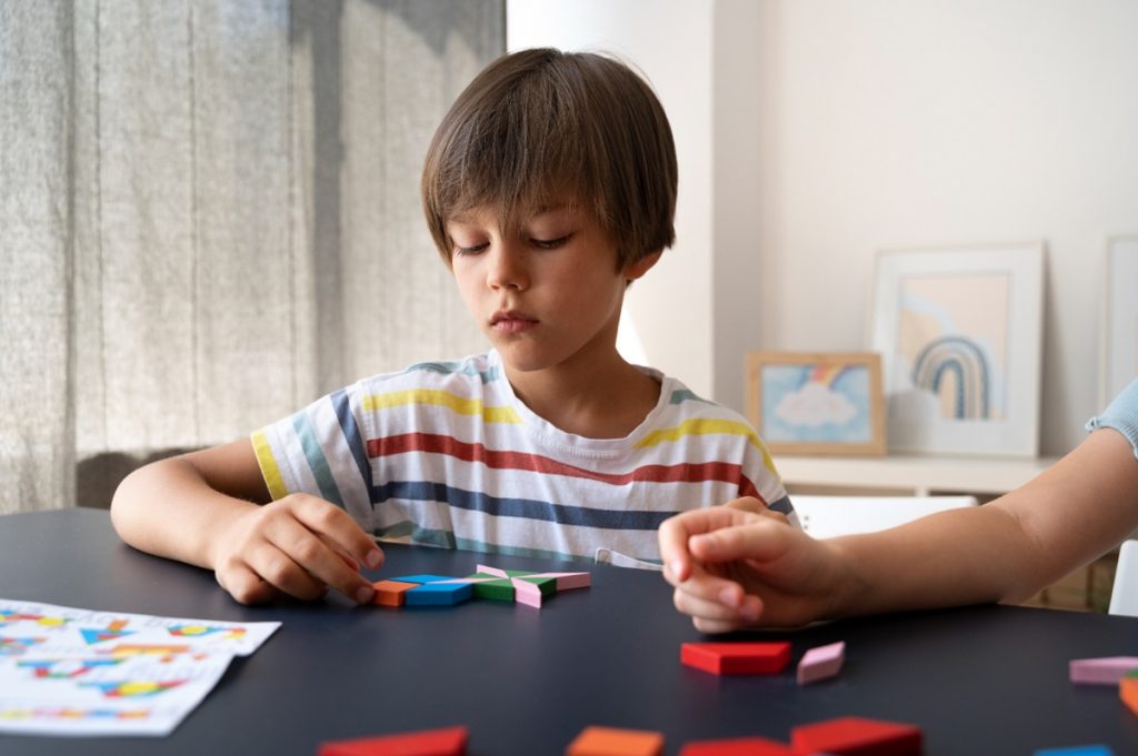 O autismo é um espectro, e as manifestações podem variar muito de pessoa para pessoa. Imagem: Freepik O autismo é um espectro, e as manifestações podem variar muito de pessoa para pessoa. Imagem: Freepik