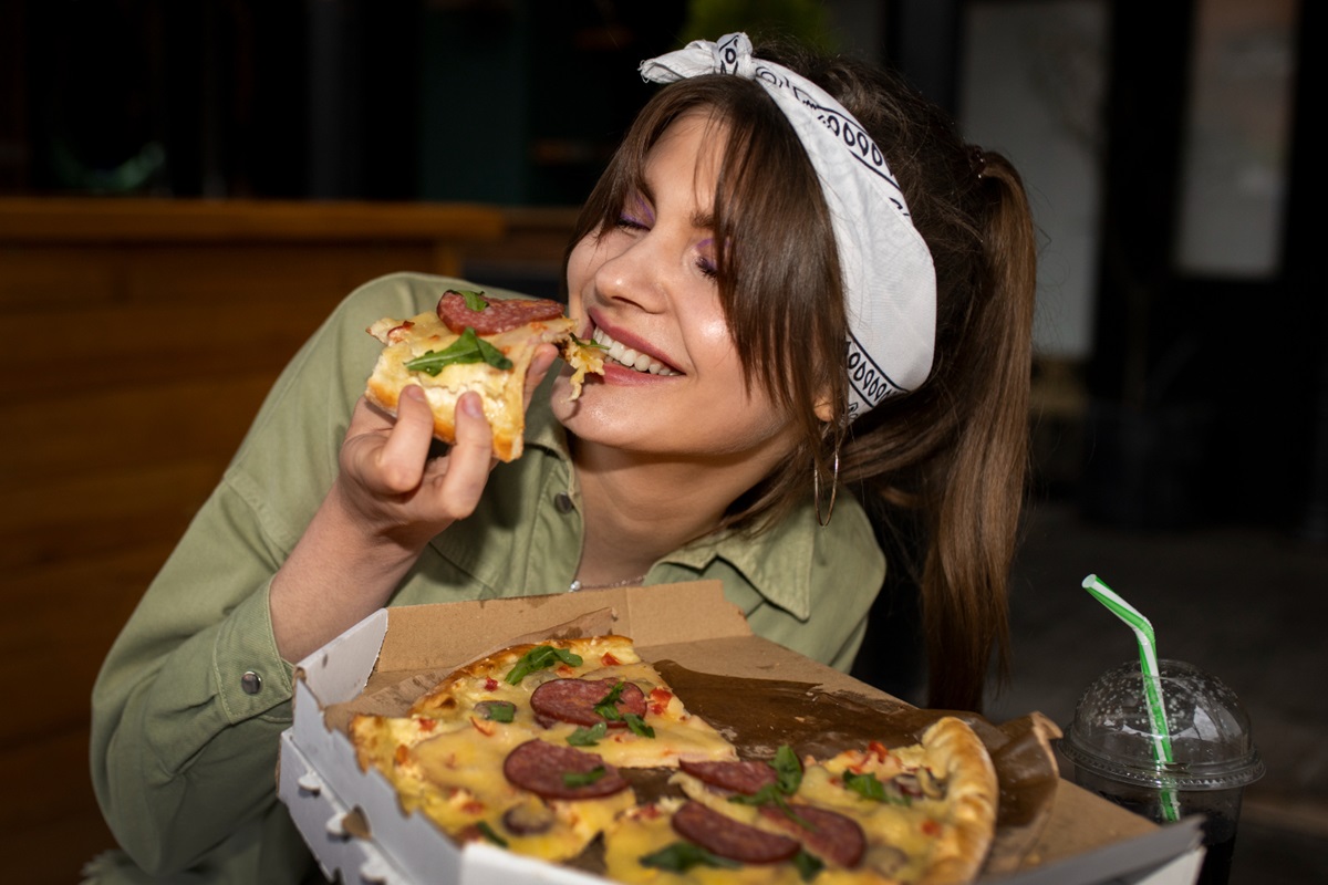 A massa de pizza é a base do prato. Imagem: Freepik