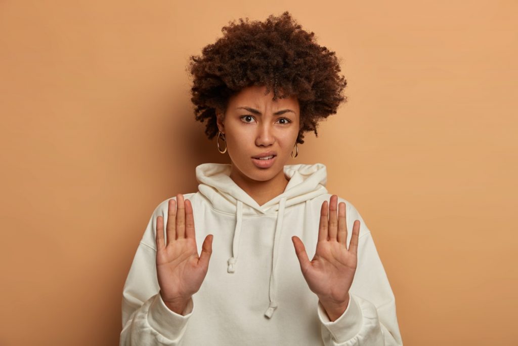 Estabelecer limites claros e buscar apoio são algumas das estratégias para proteger sua saúde mental ao conviver com pessoas egoístas. Imagem: Freepik Estabelecer limites claros e buscar apoio são algumas das estratégias para proteger sua saúde mental ao conviver com pessoas egoístas. Imagem: Freepik