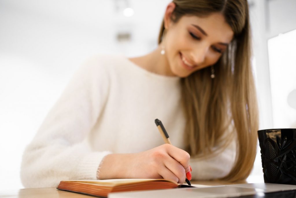 No caso de bem-estar ou bem estar, a forma correta é bem-estar, com o hífen. Imagem: Freepik No caso de bem-estar ou bem estar, a forma correta é bem-estar, com o hífen. Imagem: Freepik