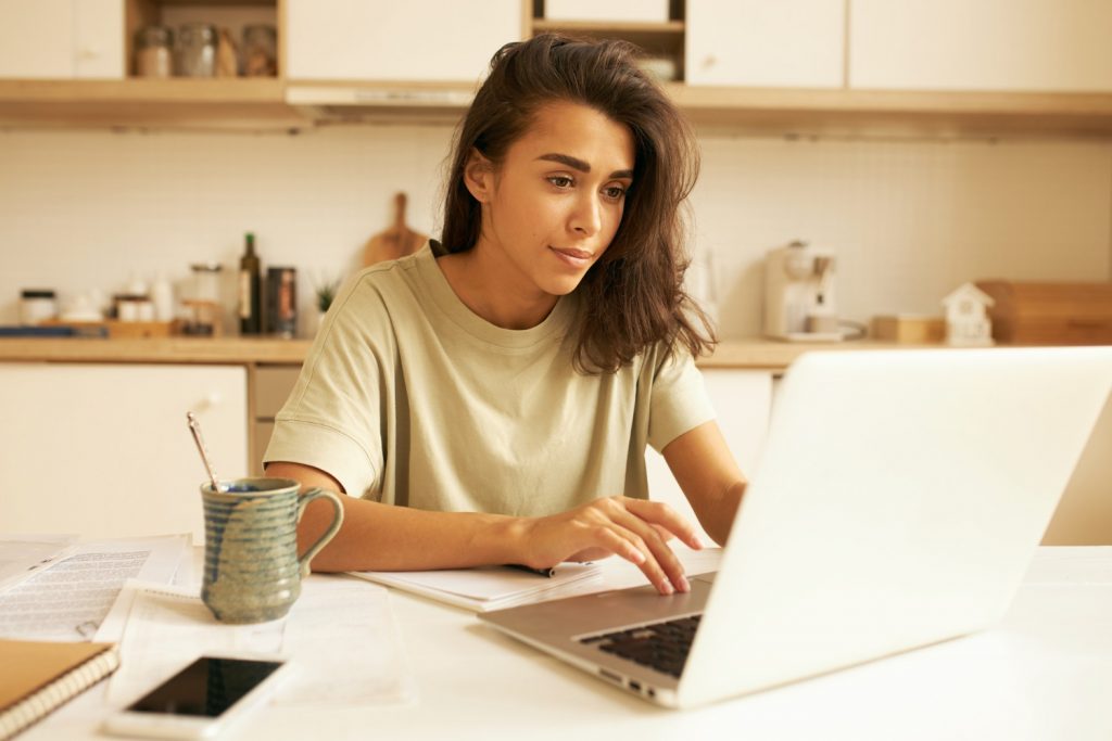 Todos os candidatos deverão realizar uma prova online como primeira fase da seleção. Imagem: Freepik Todos os candidatos ao Processo Seletivo da CAIXA deverão realizar uma prova online como primeira fase da seleção. Imagem: Freepik