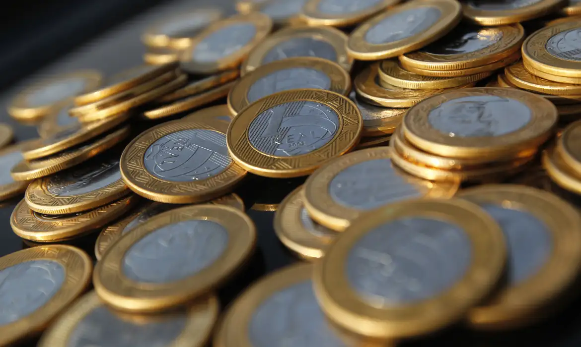 Três moedas de real que são raras e podem valer R$ 1.500
