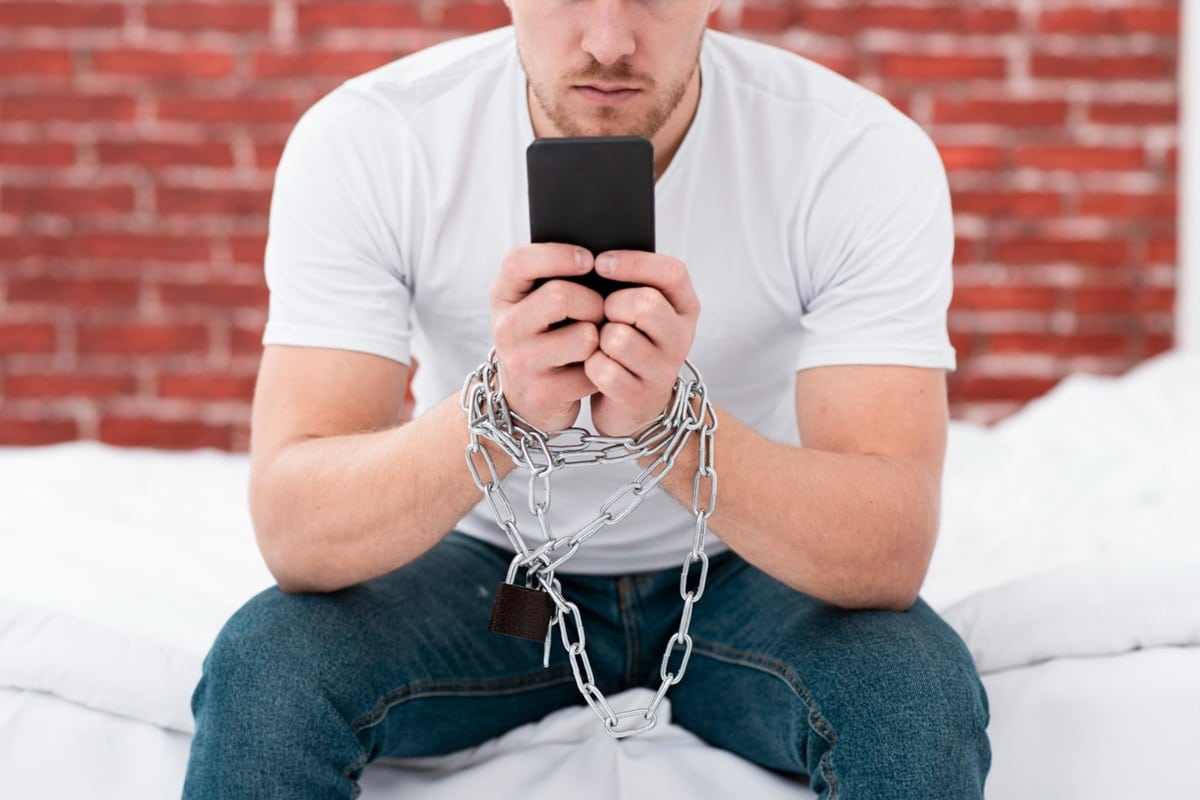 Homem acorrentado ao uso das redes sociais
