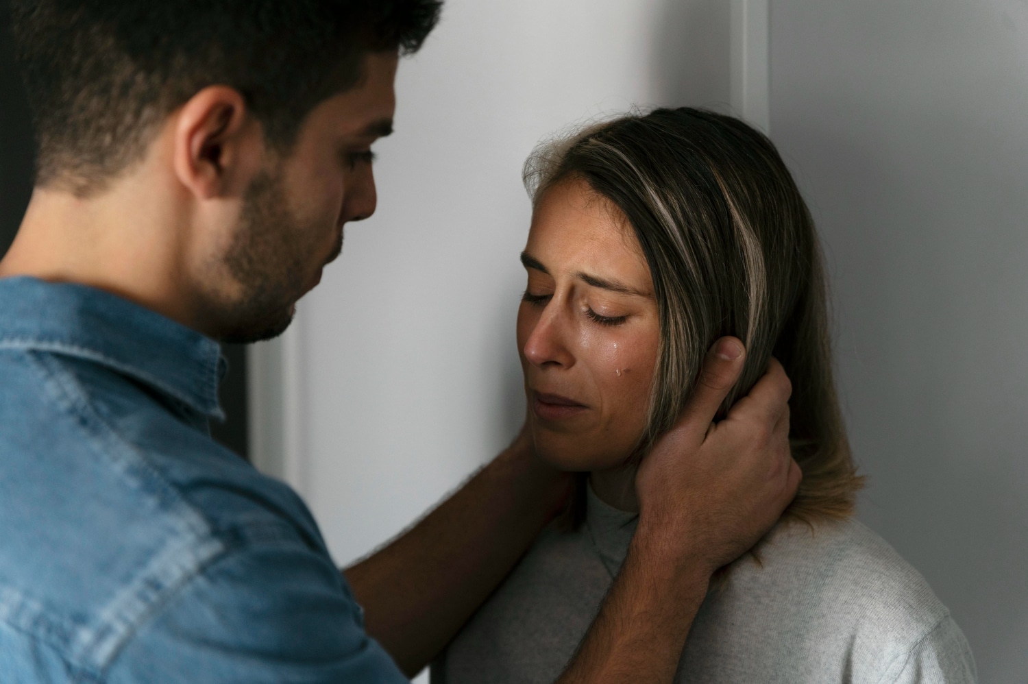 Como lidar com pessoas narcisistas Homem e mulher durante uma discussão tensa, com semblantes fechados, representando o desgaste emocional provocado pelas frases de um narcisista.