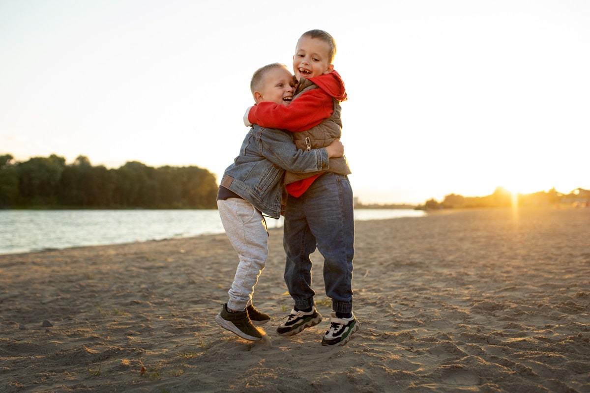 Crescer em uma família com irmãos é uma experiência única, repleta de momentos de alegria, companheirismo. Imagem: Freepik