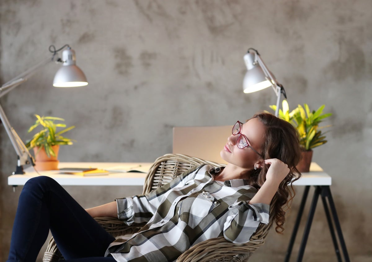 Estabelecer alarmes para marcar os períodos de 52 minutos de trabalho e 17 minutos de descanso é uma estratégia para incluir a prática na rotina. Imagem: Freepik