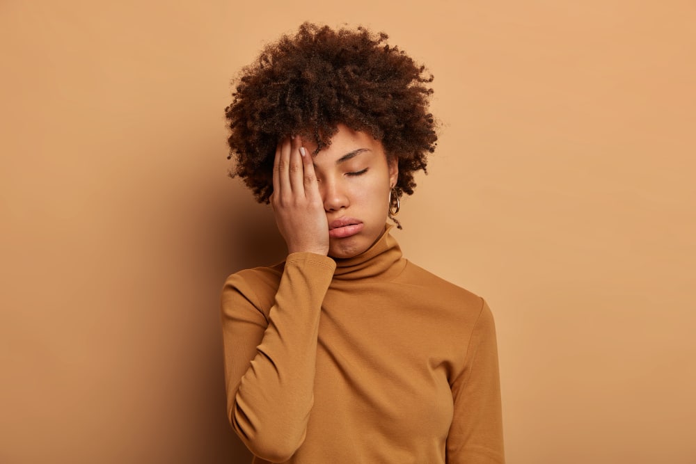 Sobrecarga e pressão Jovem negra com blusa marrom com expressão de sobrecarga e pressão