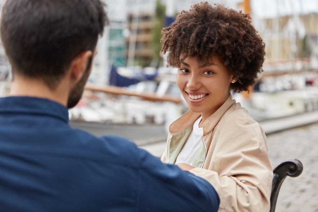 O ato de desviar o olhar ao falar é frequentemente associado à mentira ou à culpa. Imagem: Freepik O ato de desviar o olhar ao falar é frequentemente associado à mentira ou à culpa. Imagem: Freepik