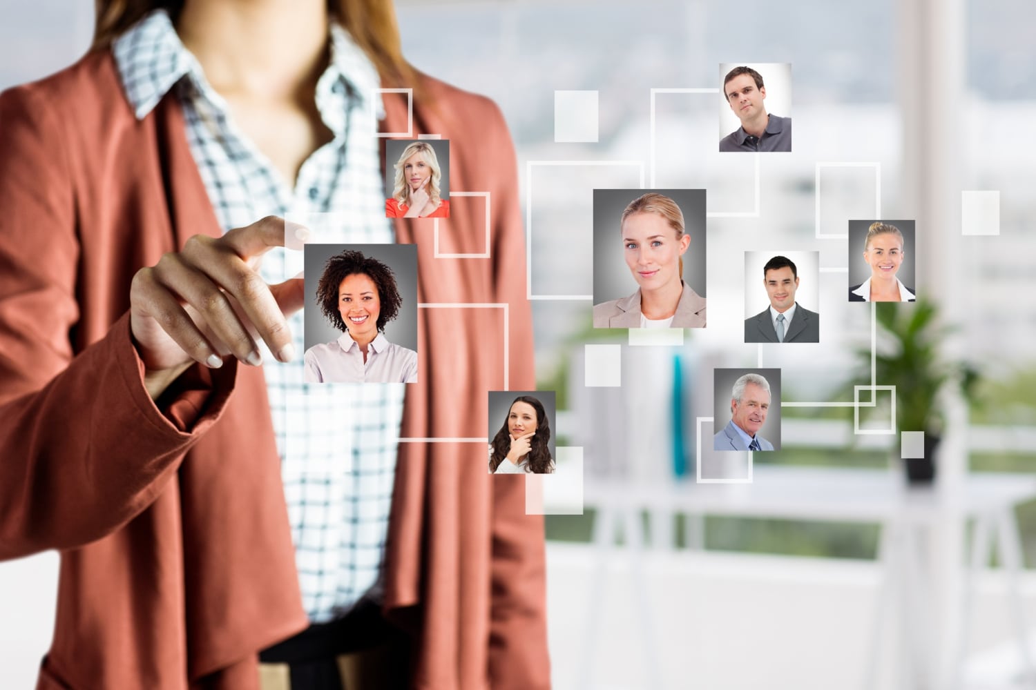 Mulher em frente a uma tela virtual fazendo seleção de candidatos