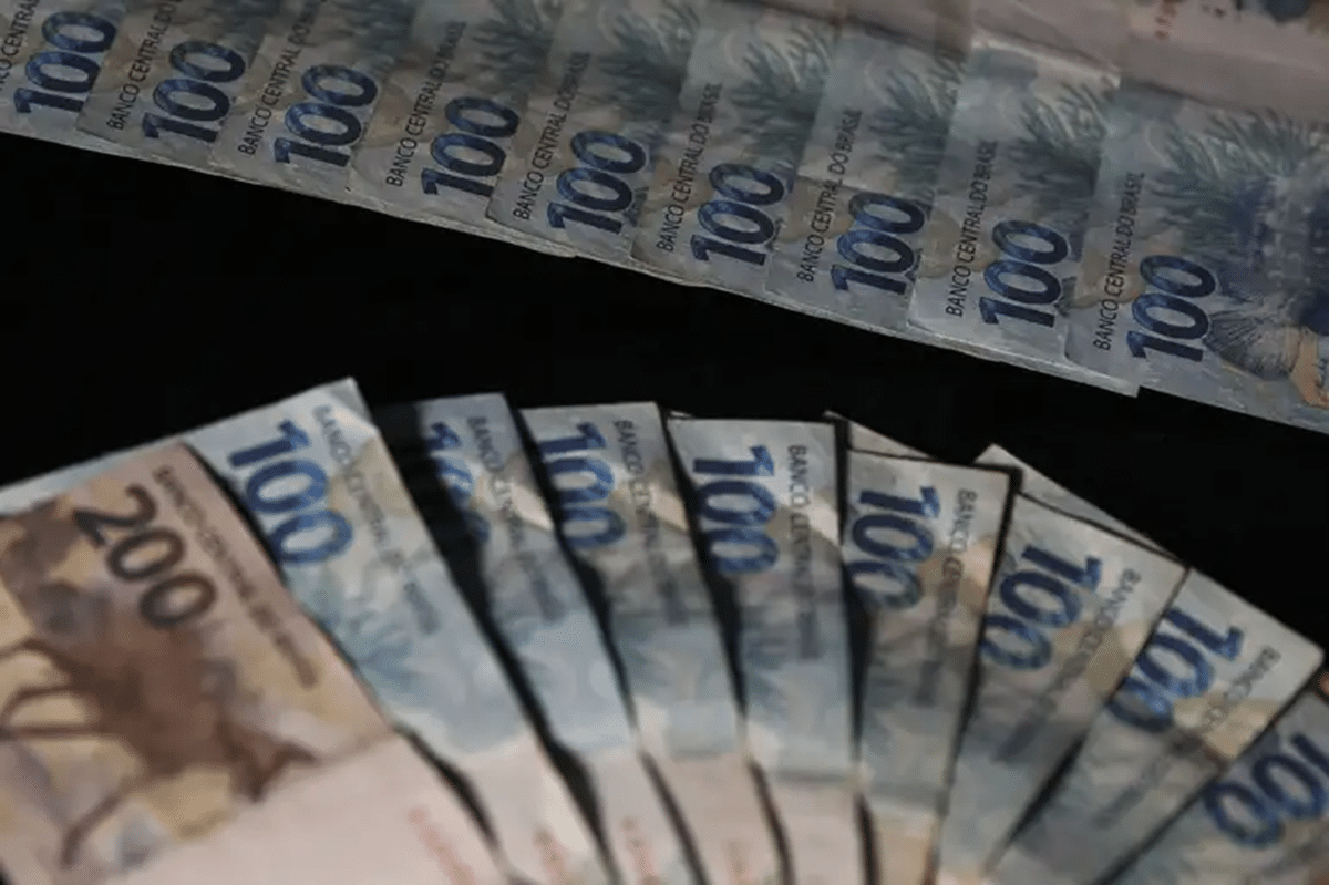 Cédulas de dinheiro representando o Saque Calamidade do FGTS. Imagem: Agência Brasil
