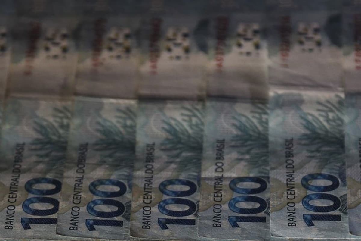 Cédulas de cem reais dispostas de forma organizada