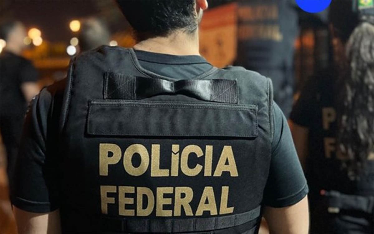 Agente da PF de costas