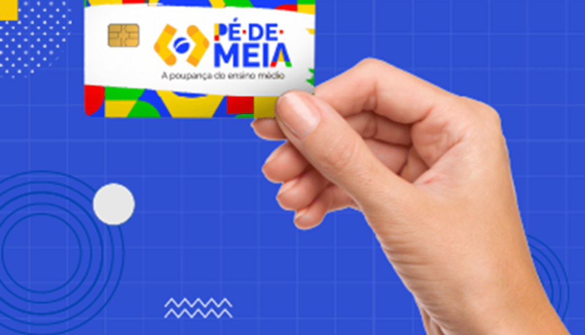 Programa Pé-de-Meia Mulher segurando o cartão do Programa Pé-de-Meia