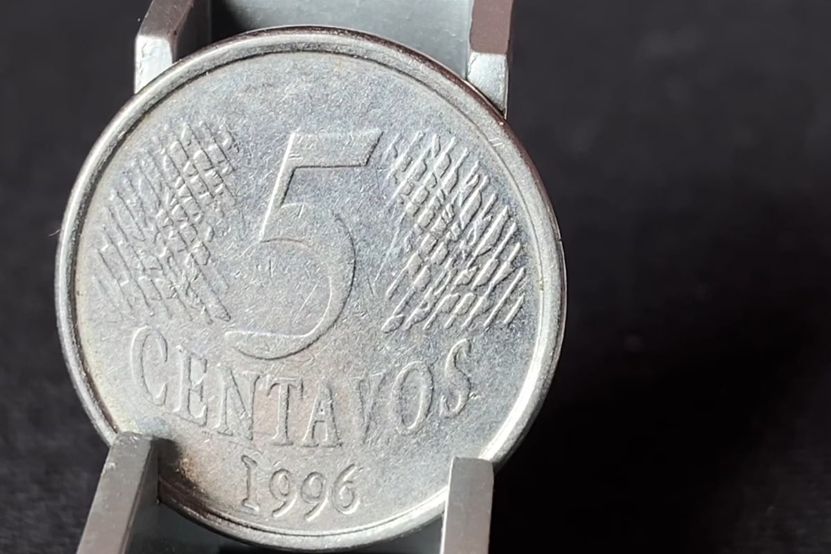 Moeda 5 centavos 1996 com anverso com data marcada de 1995